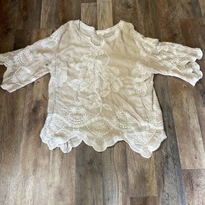 SOLITAIRE Anthropologie beige ivory embroidered top. Scalloped Women’s XL